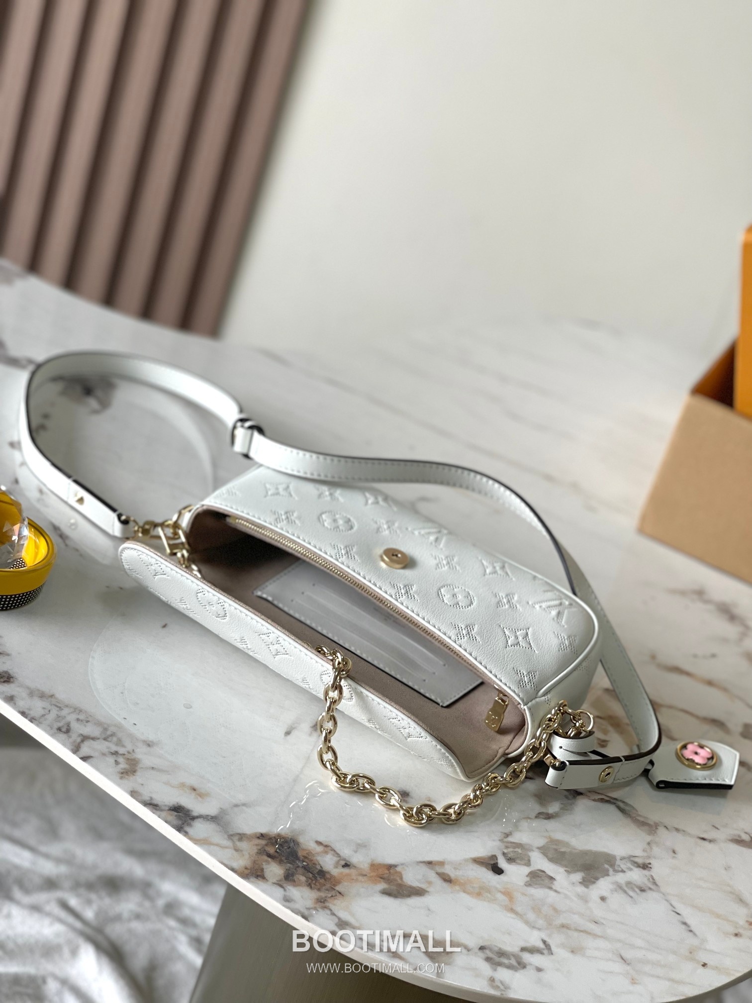 Louis Vuitton Sac Recoleta Perforated Leather WOC Crossbody Bag M11299 루이비통 삭 레콜레타 퍼포레이티드 가죽 WOC 크로스백 23.5cm 16