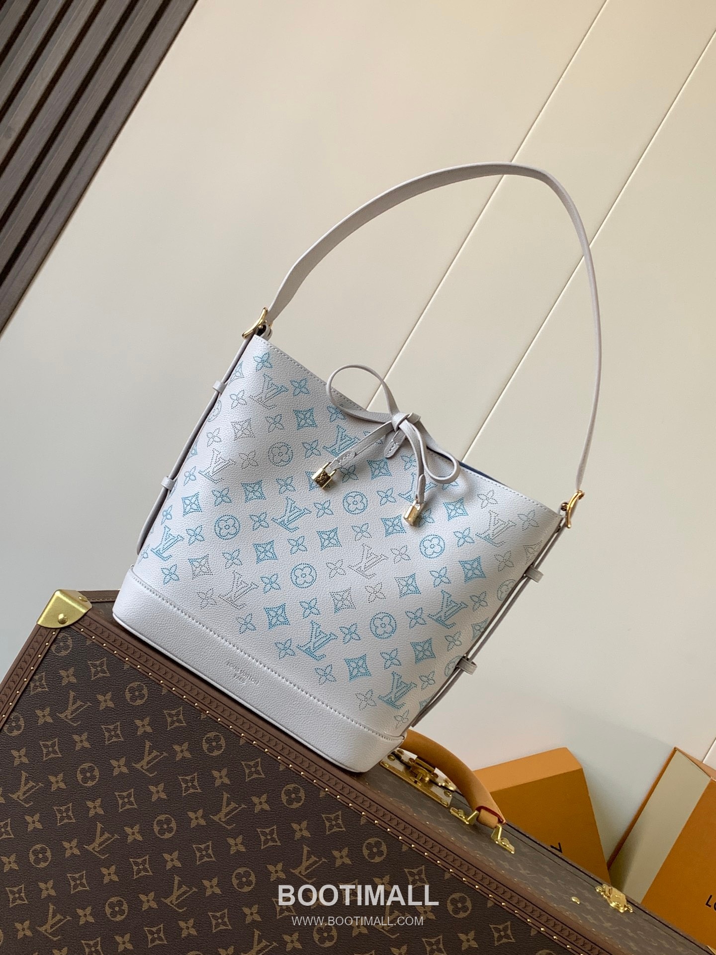 Louis Vuitton Flore Perforated Leather Shoulder Bag 루이비통 플로르 퍼포레이티드 레더 숄더백 28cm 2