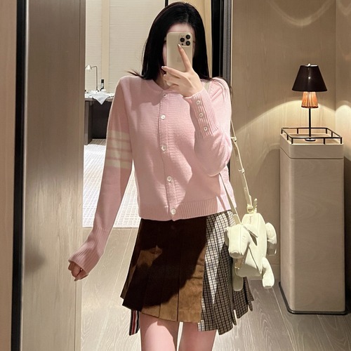 Thom Browne 2026 S/S Dog Intarsia 4-Bar Crewneck Sweater 톰브라운 2026 S/S 도그 인타르시아 4바 크루넥 니트 핑크