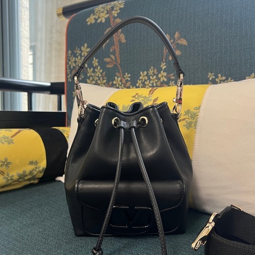 Valentino Garavani VLOGO Signature Calfskin Loco Bucket Bag 발렌티노 가라바니 VLOGO 시그니처 2094 송아지 가죽 로코 버킷백 19cm