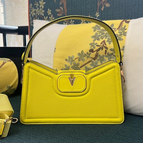Valentino Garavani VLogo Signature Grain Calfskin Black Shoulder Bag 발렌티노 가라바니 2090 브이로고 시그니처 그레인 카프스킨 블랙 숄더백 24cm