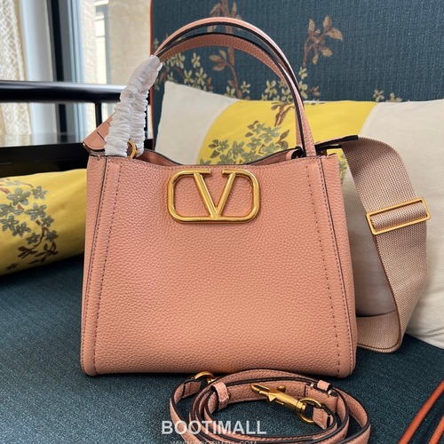 Valentino Garavani VLogo Signature Medium Grained Calfskin Tote Bag 발렌티노 가라바니 브이로고 시그니처 미디엄 2089M 그레인드 카프스킨 토트백 26cm