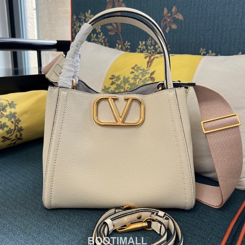 Valentino Garavani VLogo Signature Medium Grained Calfskin Tote Bag 발렌티노 가라바니 브이로고 시그니처 미디엄 2089M 그레인드 카프스킨 토트백 26cm