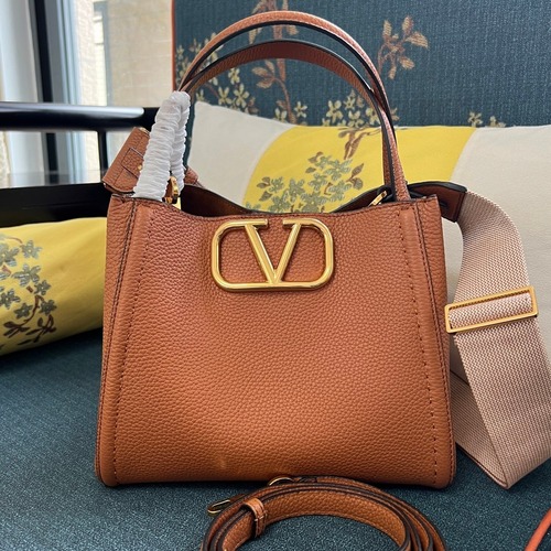 Valentino Garavani VLogo Signature Medium Grained Calfskin Tote Bag 발렌티노 가라바니 브이로고 시그니처 미디엄 2089M 그레인드 카프스킨 토트백 26cm