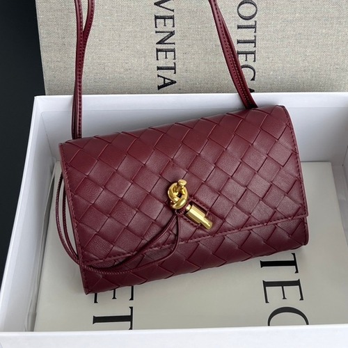 Bottega Veneta Andiamo Envelope Intrecciato Lambskin White Crossbody Bag 보테가 베네타 안디아모 엔벨로프 인트레치아토 램스킨 화이트 크로스백 19cm