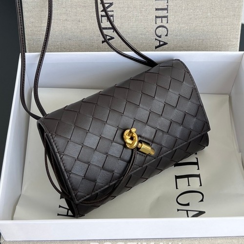 Bottega Veneta Andiamo Envelope Intrecciato Lambskin White Crossbody Bag 보테가 베네타 안디아모 엔벨로프 인트레치아토 램스킨 화이트 크로스백 19cm