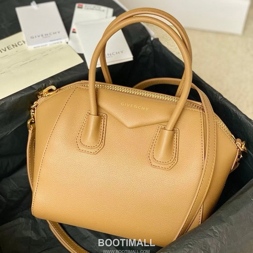 Givenchy Antigona Tote Small Grained Calfskin Black Tote Bag 지방시 안티고나 토트 스몰 그레인드 카프스킨 블랙 토트백 23cm