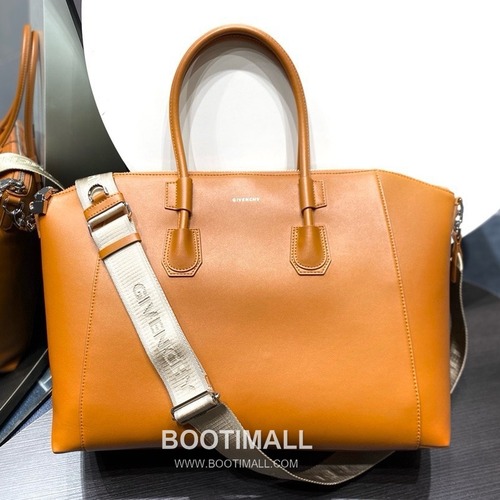 Givenchy Antigona Sport Calfskin Leather Black Shoulder Bag 지방시 안티고나 스포츠 카프스킨 레더 블랙 숄더백 48cm