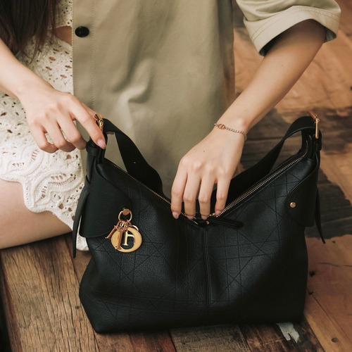 Dior Voyage Cannage Medium Hobo Waxed Cowhide Leather Black Shoulder Bag 디올 보야주 까나쥬 미디엄 호보 오일 왁스 소가죽 블랙 숄더백 28×12×18cm