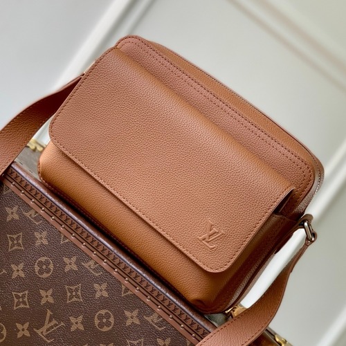 Louis Vuitton Boarding Messenger Waxed Calfskin Brown Crossbody Bag 루이비통 보딩 메신저 왁스드 카프스킨 브라운 크로스백 24cm