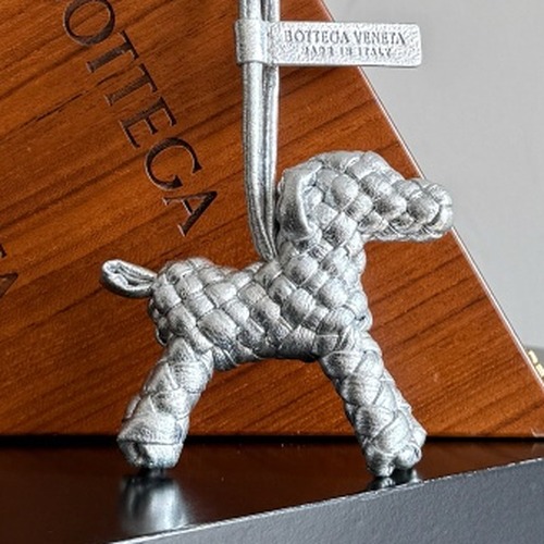 Bottega Veneta Intrecciato Dog Charm Leather Bag 보테가 베네타 인트레치아토 도그 참 가죽 백참