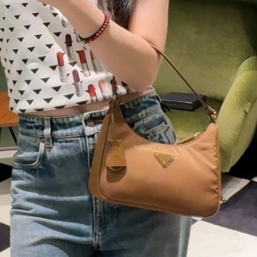 Prada Parachute Nylon 2005 Hobo Leather Black Shoulder Bag 프라다 리 에디션 2005 리나일론 블랙 숄더백 22cm