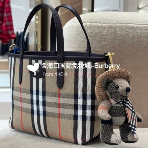 Burberry Bloomsbury Reversible Mini Tote Grained Calfskin Sand Bag 버버리 블룸즈버리 리버서블 미니 토트 그레인드 카프스킨 샌드 22cm