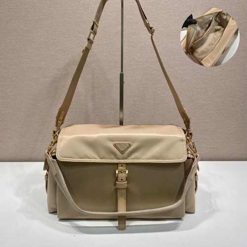 Prada Enamel Triangle Recycled Nylon Black Messenger Bag 프라다 1BD391 에나멜 트라이앵글 재생 나일론 블랙 메신저백 38cm