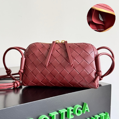 Bottega Veneta Concert Pouch Intrecciato Leather Mini Crossbody Bag 보테가베네타 콘서트 파우치 인트레치아토 가죽 미니 크로스백 18.5cm