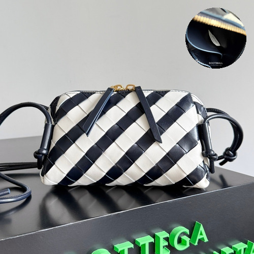 Bottega Veneta Concert Pouch Intrecciato Leather Mini Crossbody Bag 보테가베네타 콘서트 파우치 인트레치아토 가죽 미니 크로스백 18.5cm