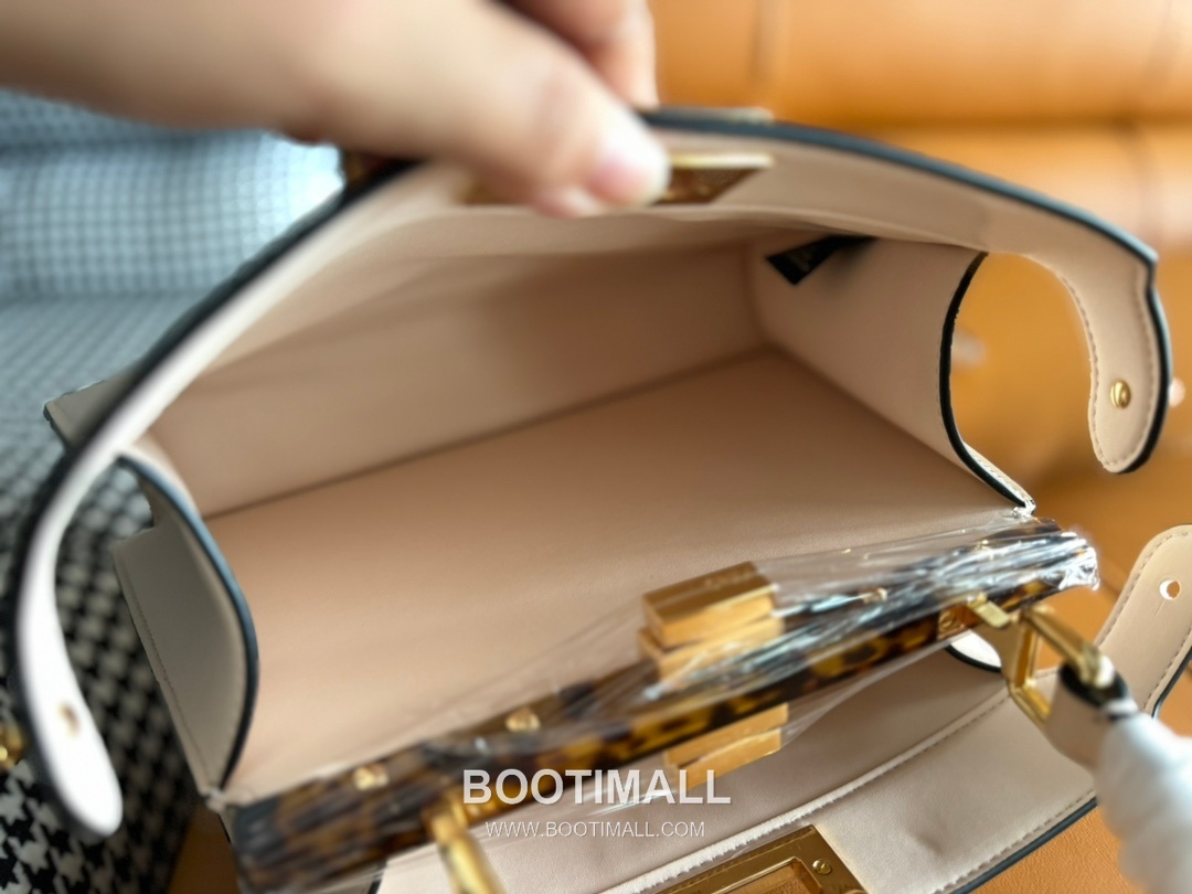 Fendi Iconic Peekaboo ISeeU Small Leather Bag 펜디 아이코닉 피카부 아이씨유 스몰 레더 백 27cm 18
