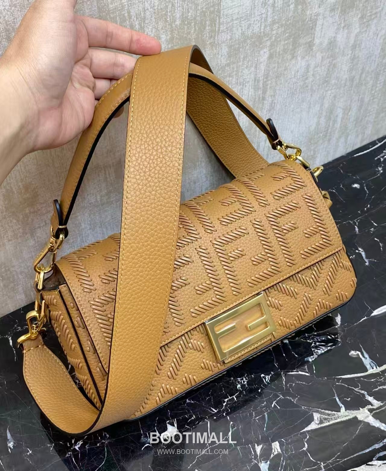 Fendi Baguette Medium Woven Leather Bag 펜디 바게트 미디엄 우븐 레더 백 27cm 3