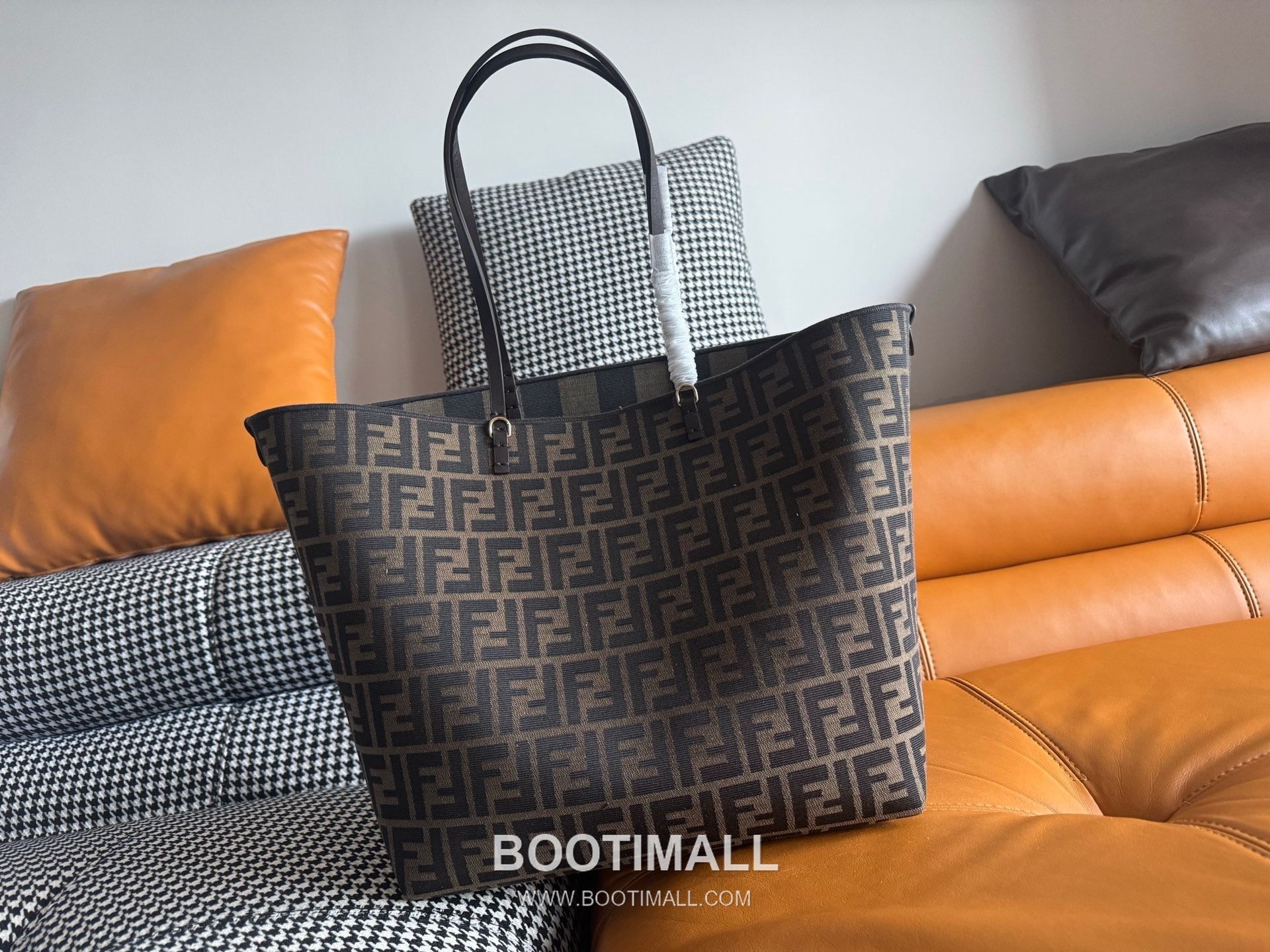 Fendi Baguette Large Tote Pequin FF Jacquard Fabric Bag 펜디 바게트 라지 토트 페퀸 FF 자카드 패브릭 백 35cm 3