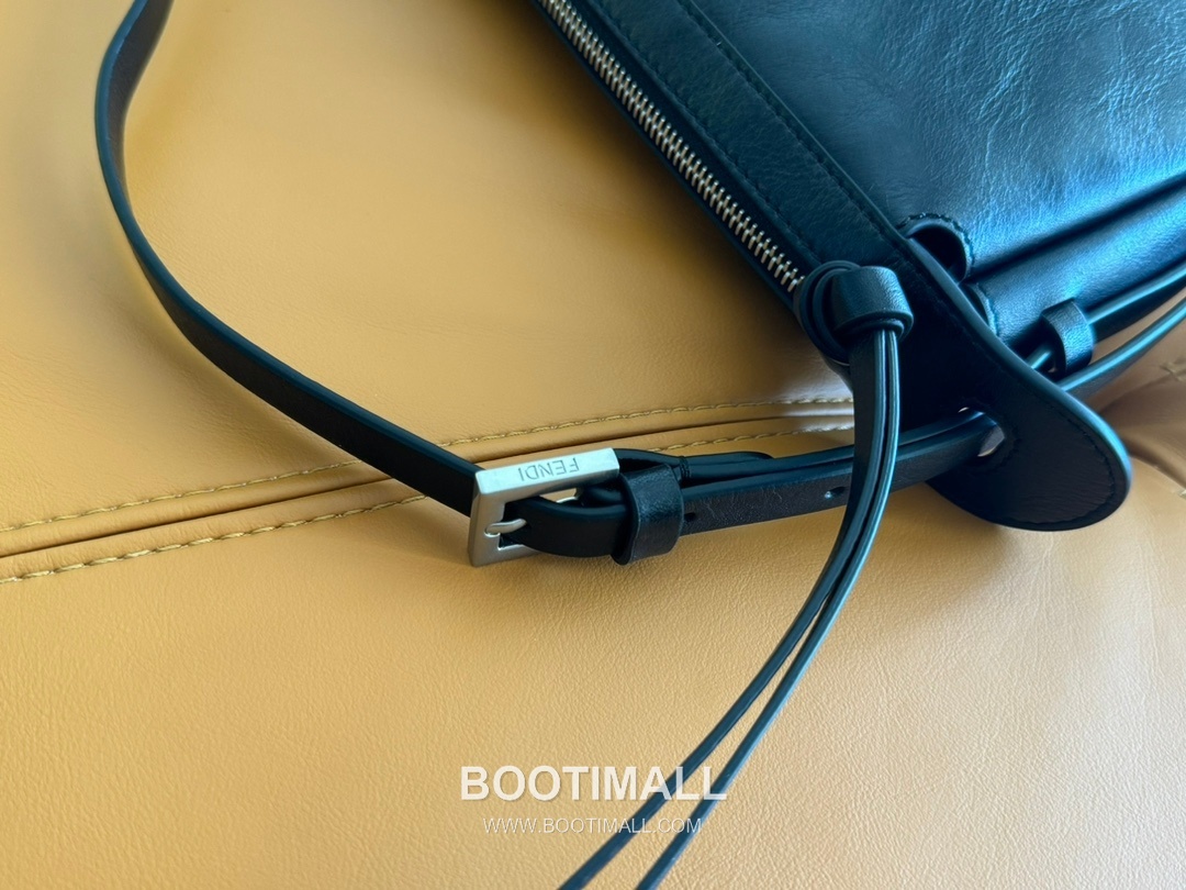 Fendi Simply FF Patent Low-Gloss Calfskin Black Shoulder Bag 펜디 심플리 FF 페이턴트 로우글로스 카프스킨 블랙 숄더백 22cm 16