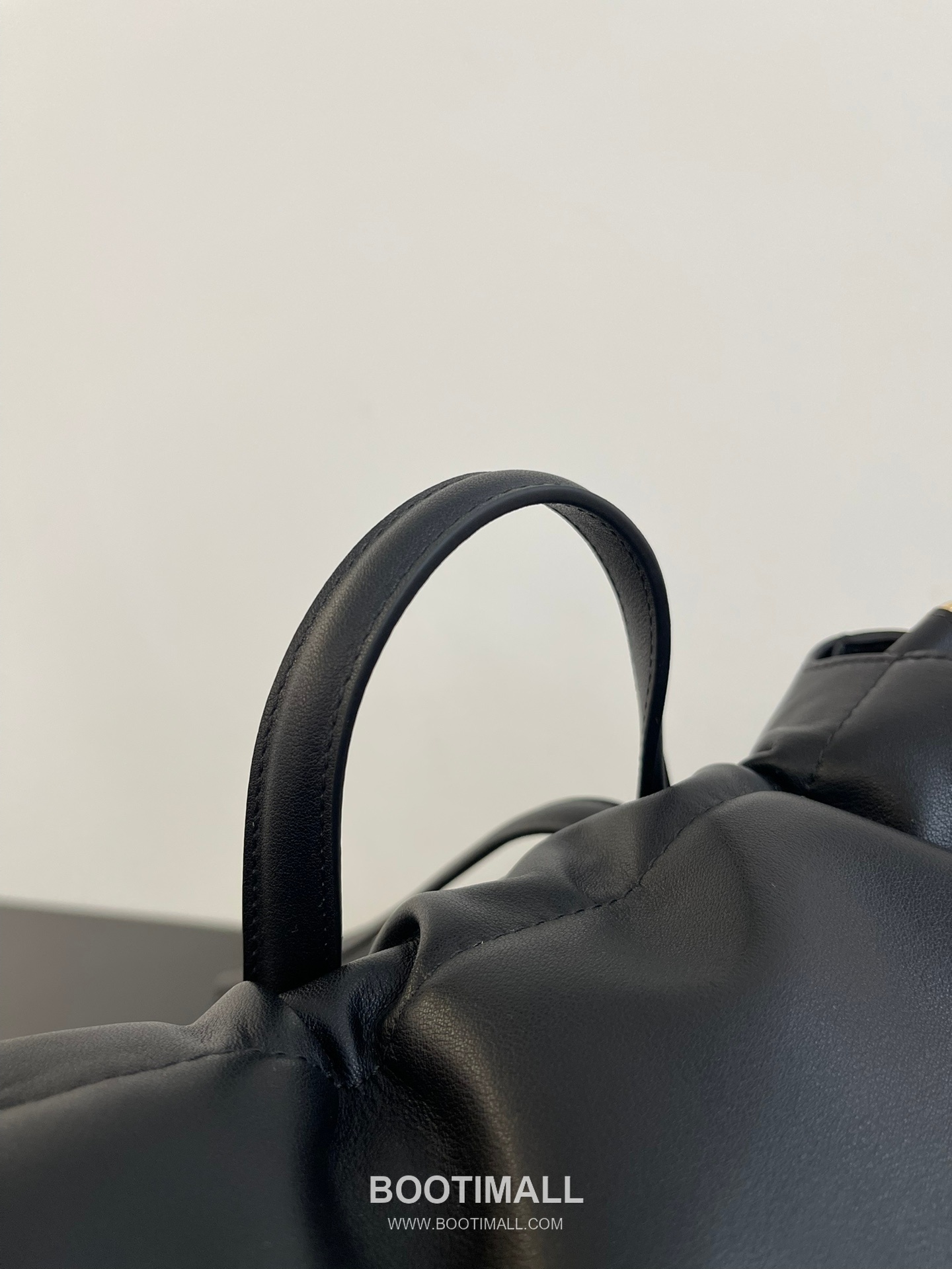 Fendi FF Buckle Drawstring Cowhide Black Backpack 펜디 FF 버클 드로우스트링 소가죽 블랙 백팩 26cm 16