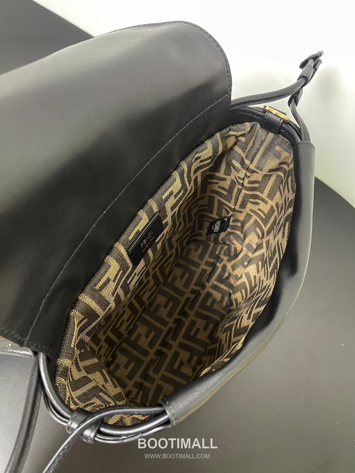 Fendi FF Buckle Drawstring Cowhide Black Backpack 펜디 FF 버클 드로우스트링 소가죽 블랙 백팩 26cm 18