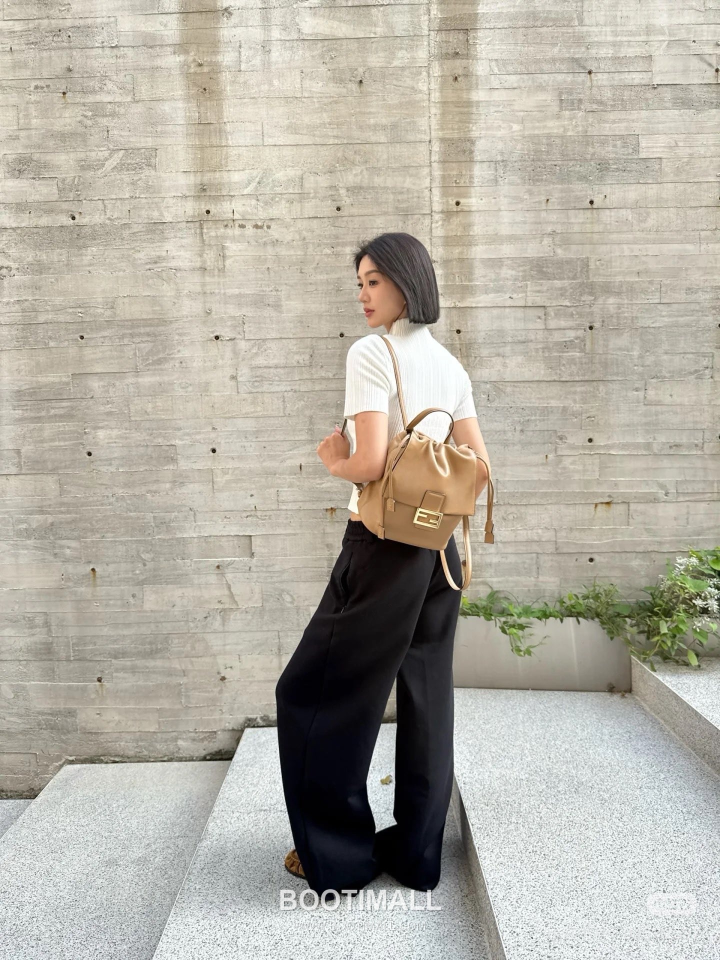 Fendi FF Buckle Drawstring Flap Cowhide Milk Tea Beige Backpack 펜디 FF 버클 드로우스트링 플랩 소가죽 밀크티 베이지 백팩 26cm 2