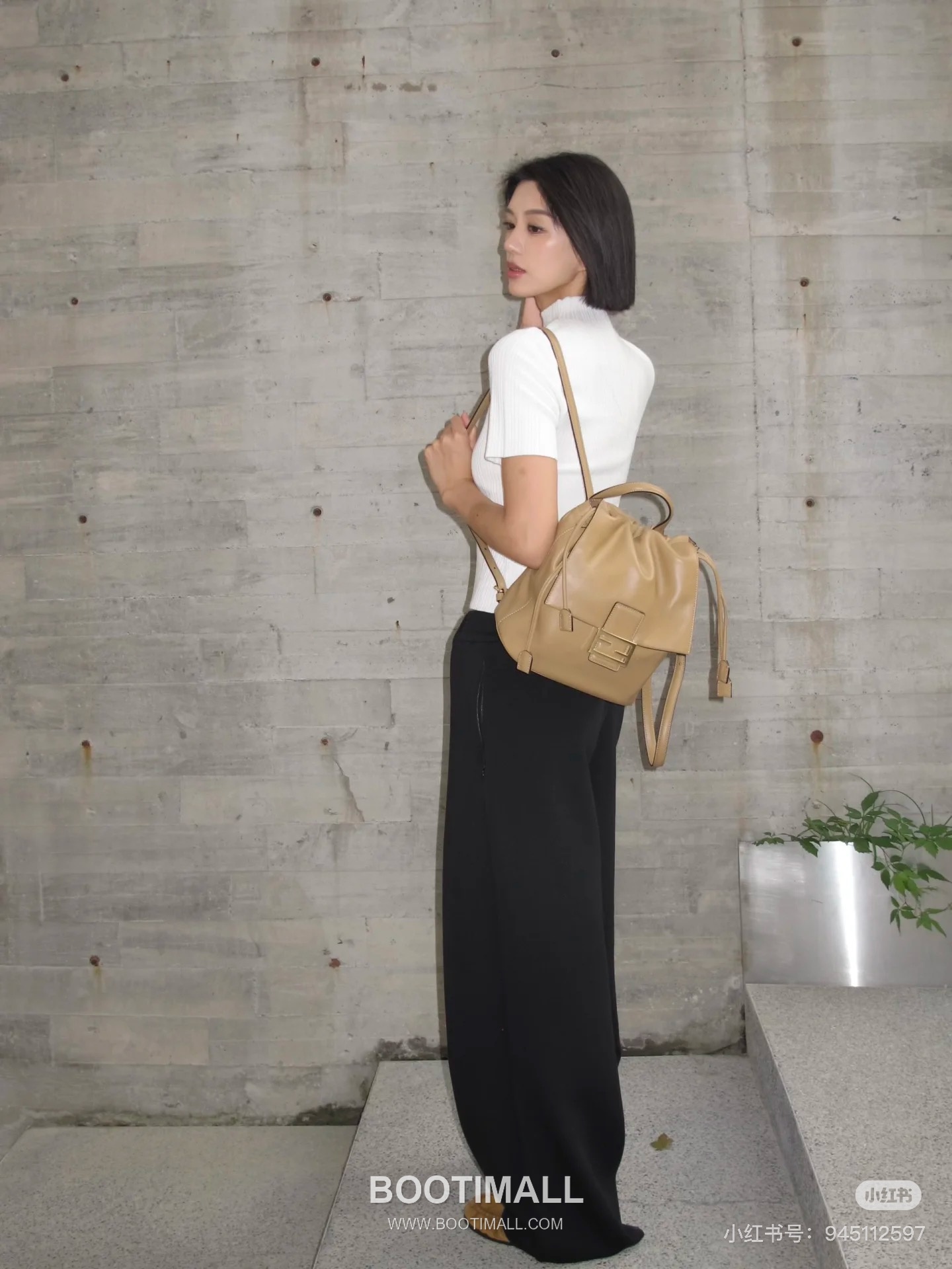 Fendi FF Buckle Drawstring Flap Cowhide Milk Tea Beige Backpack 펜디 FF 버클 드로우스트링 플랩 소가죽 밀크티 베이지 백팩 26cm 4