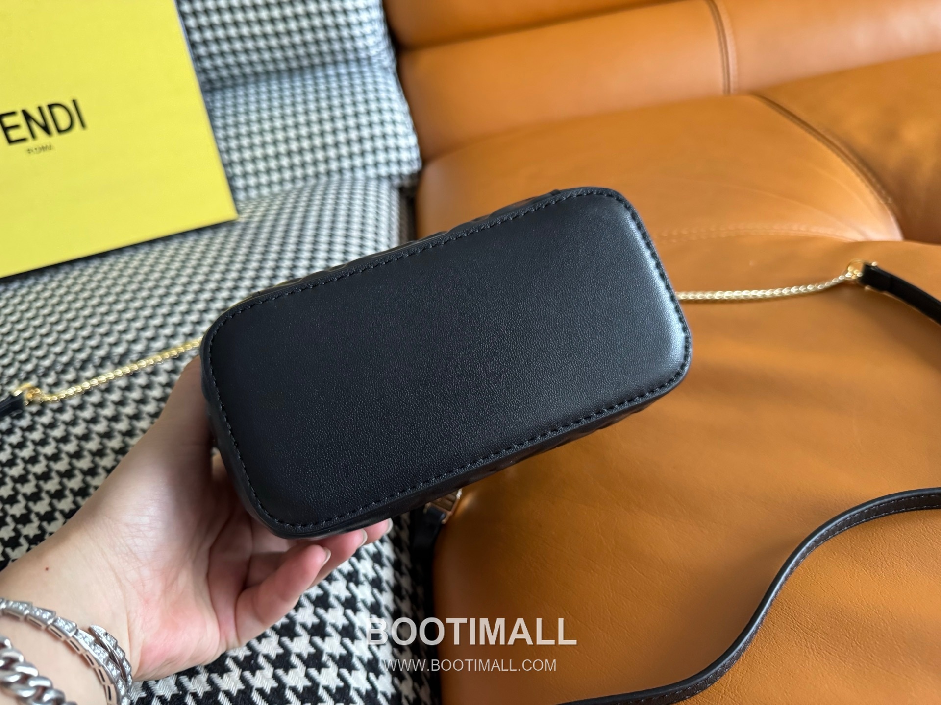 Fendi FF Embossed Nappa Leather Vanity Mini Bag 펜디 FF 엠보스 나파 가죽 바니티 미니 토트 크로스백 108M73 16cm 6