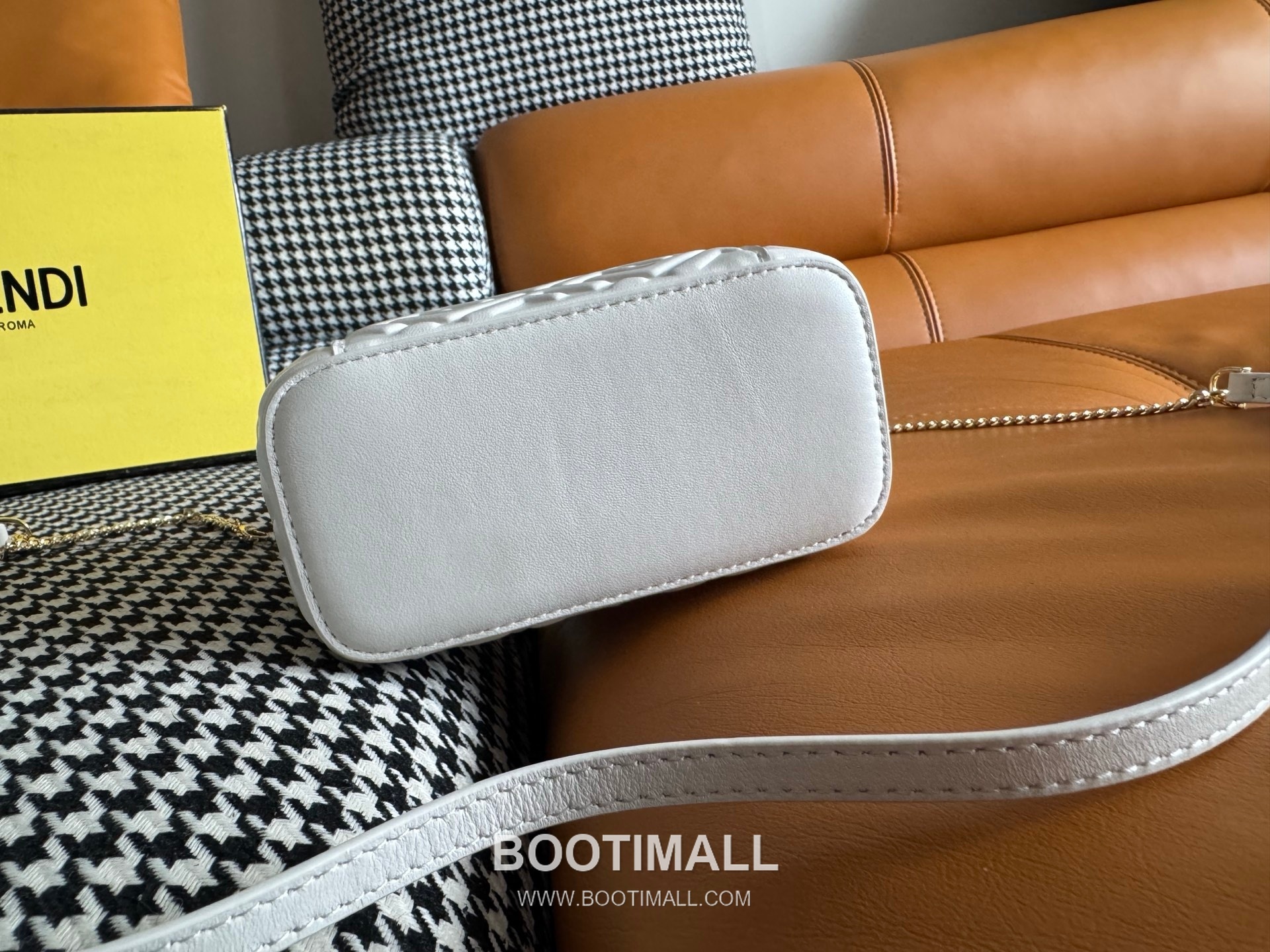 Fendi FF Embossed Nappa Leather Vanity Mini Bag 펜디 FF 엠보스 나파 가죽 바니티 미니 토트 크로스백 108M73 16cm 6