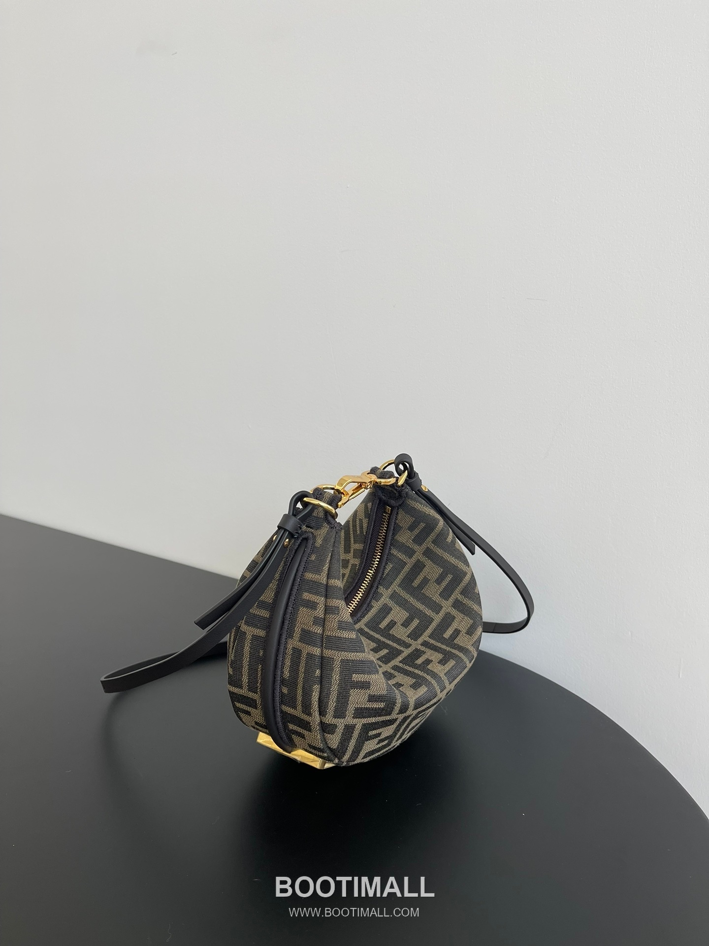 Fendi FF Jacquard Mini Crescent Bag 펜디 FF 자카드 미니 크레센트 숄더 크로스백 089M75 20cm 2