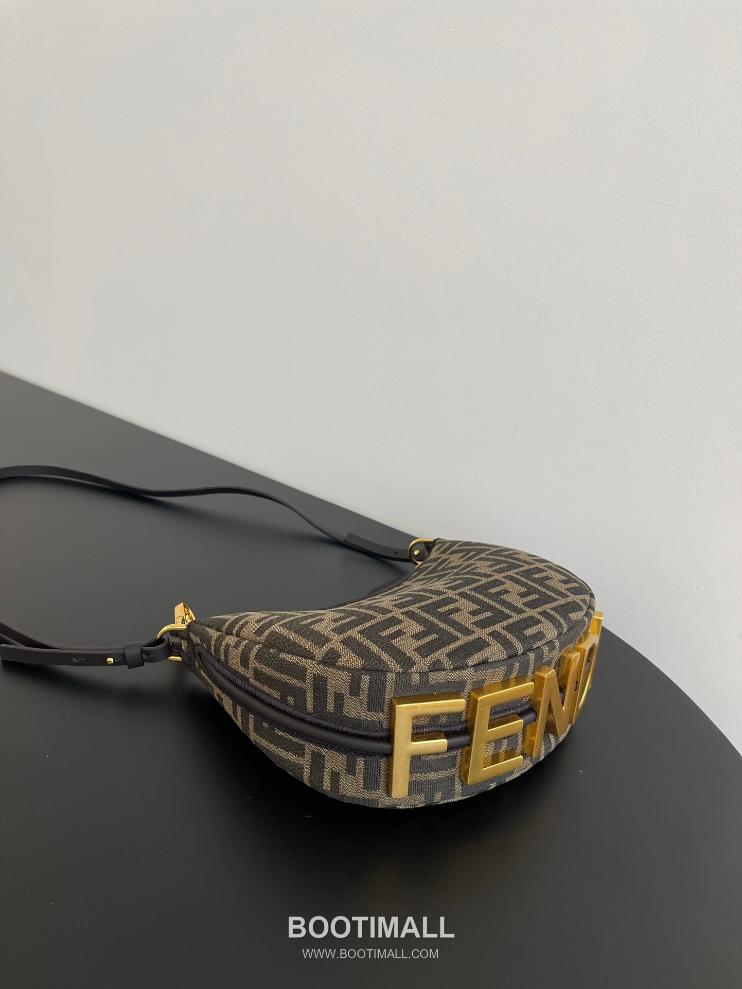 Fendi FF Jacquard Mini Crescent Bag 펜디 FF 자카드 미니 크레센트 숄더 크로스백 089M75 20cm 3