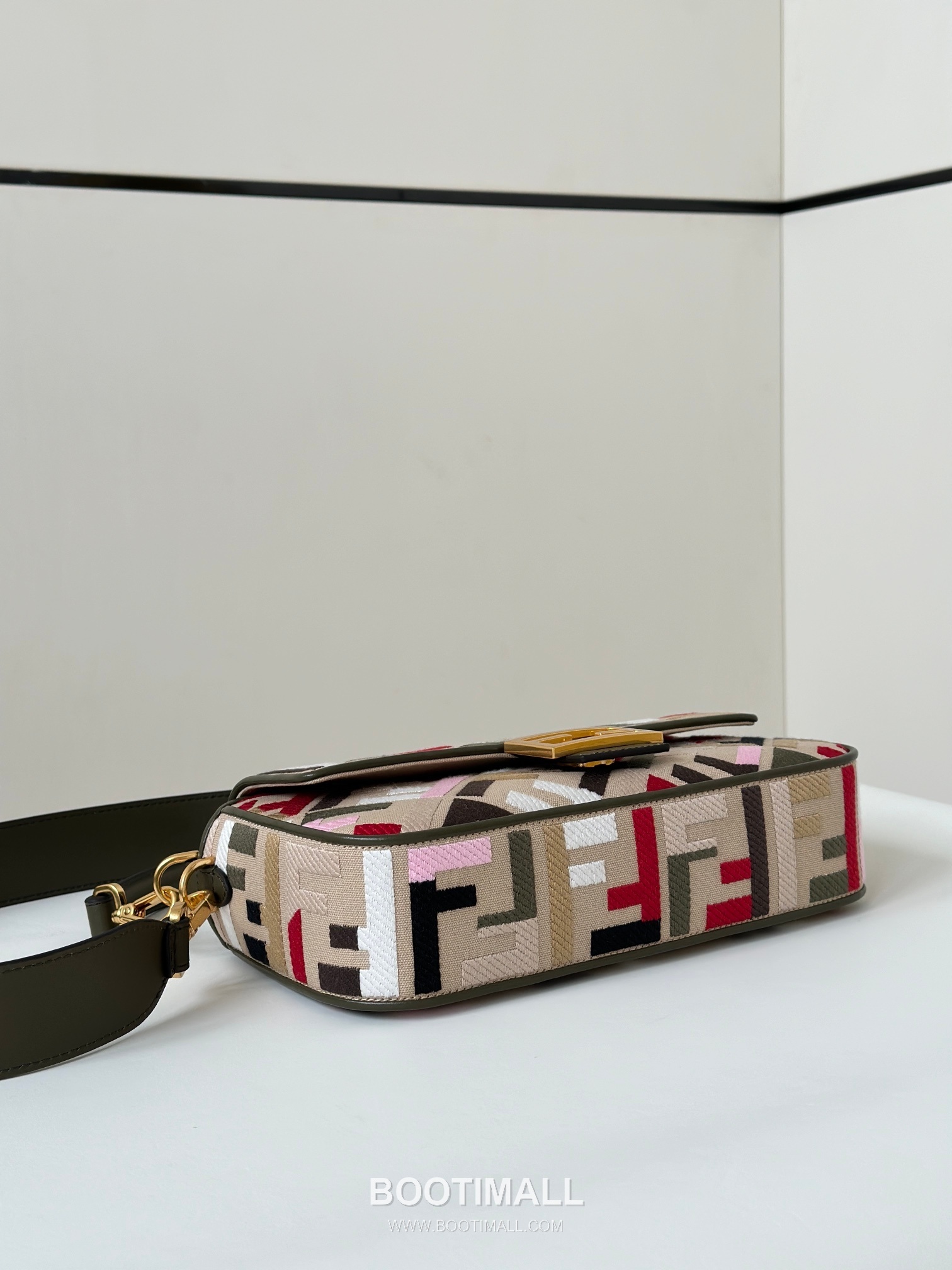 Fendi Baguette FF Embroidered Canvas Shoulder Bag 펜디 바게트 FF 자수 캔버스 숄더백 0159BM 27cm 9