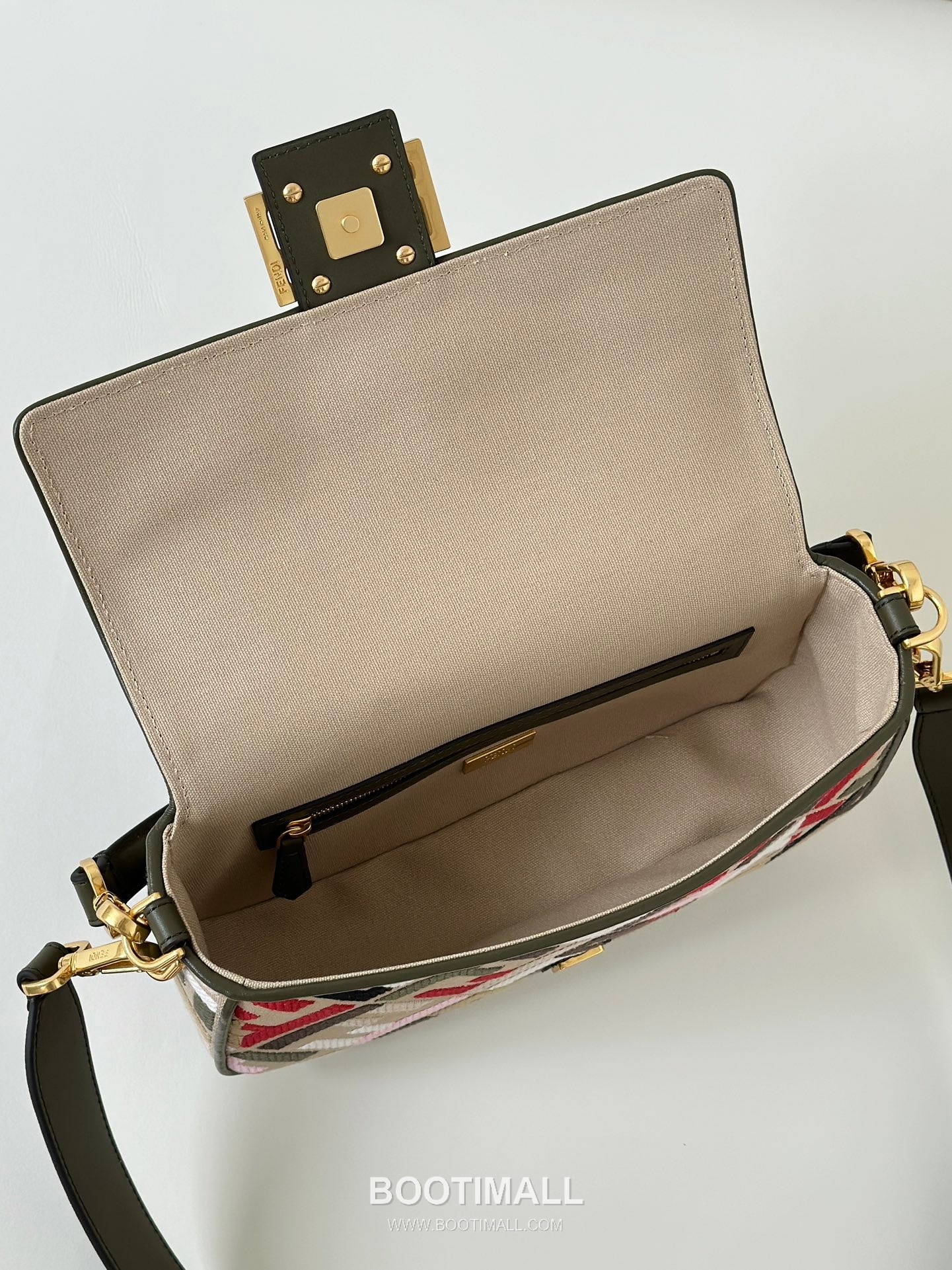 Fendi Baguette FF Embroidered Canvas Shoulder Bag 펜디 바게트 FF 자수 캔버스 숄더백 0159BM 27cm 14