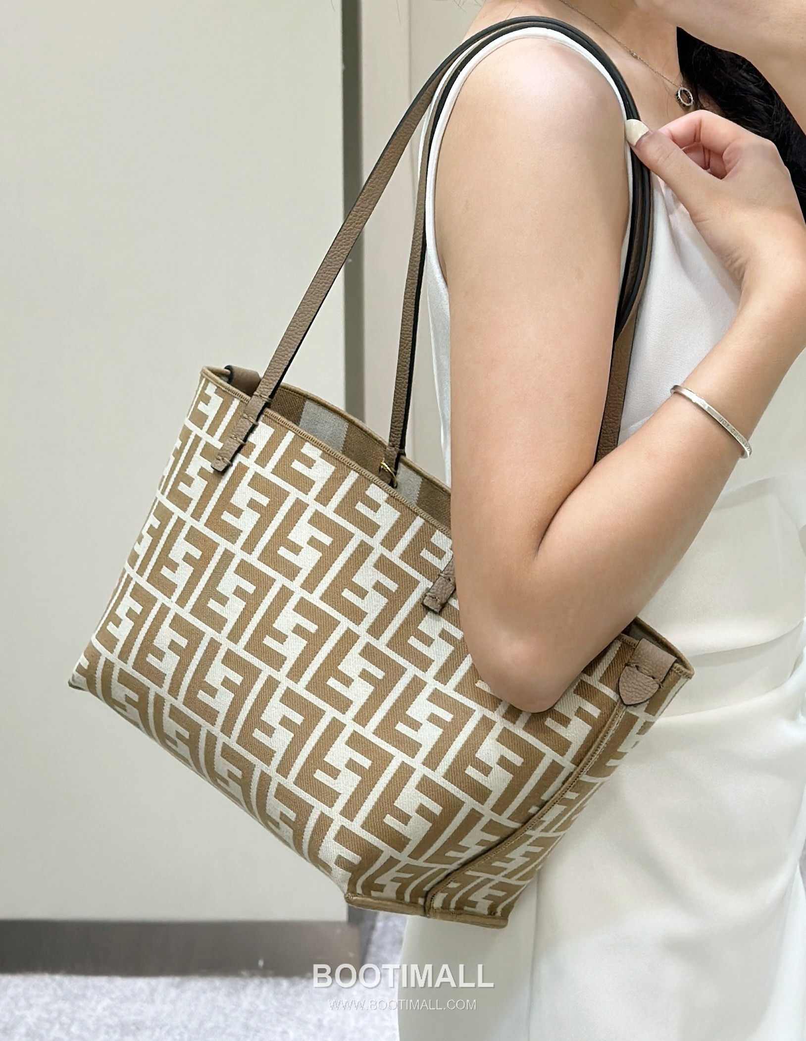Fendi Roll Pequin FF Reversible Beige Tote Bag 펜디 롤 페퀸 FF 리버서블 베이지 토트백 22cm 1