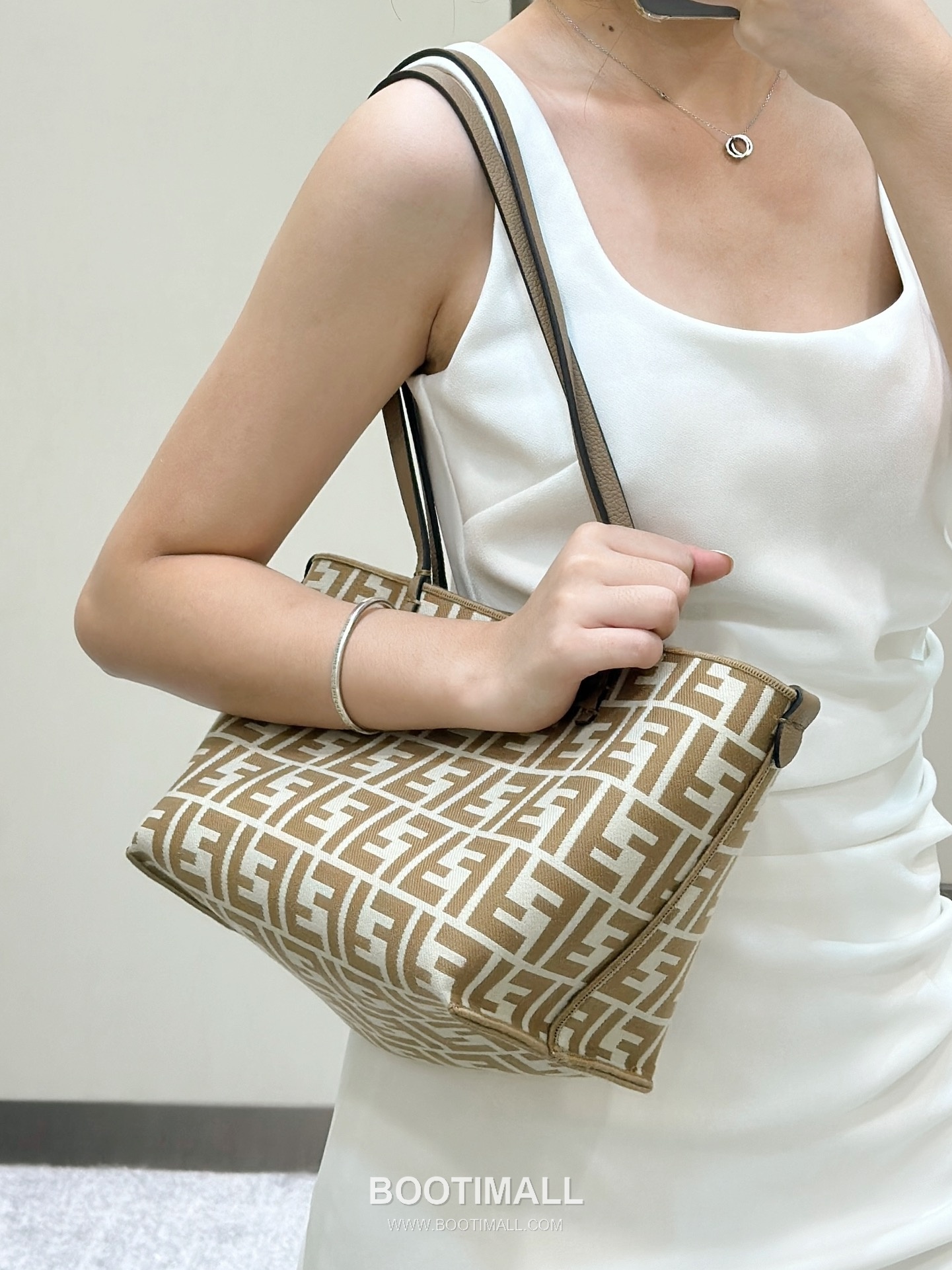 Fendi Roll Pequin FF Reversible Beige Tote Bag 펜디 롤 페퀸 FF 리버서블 베이지 토트백 22cm 2