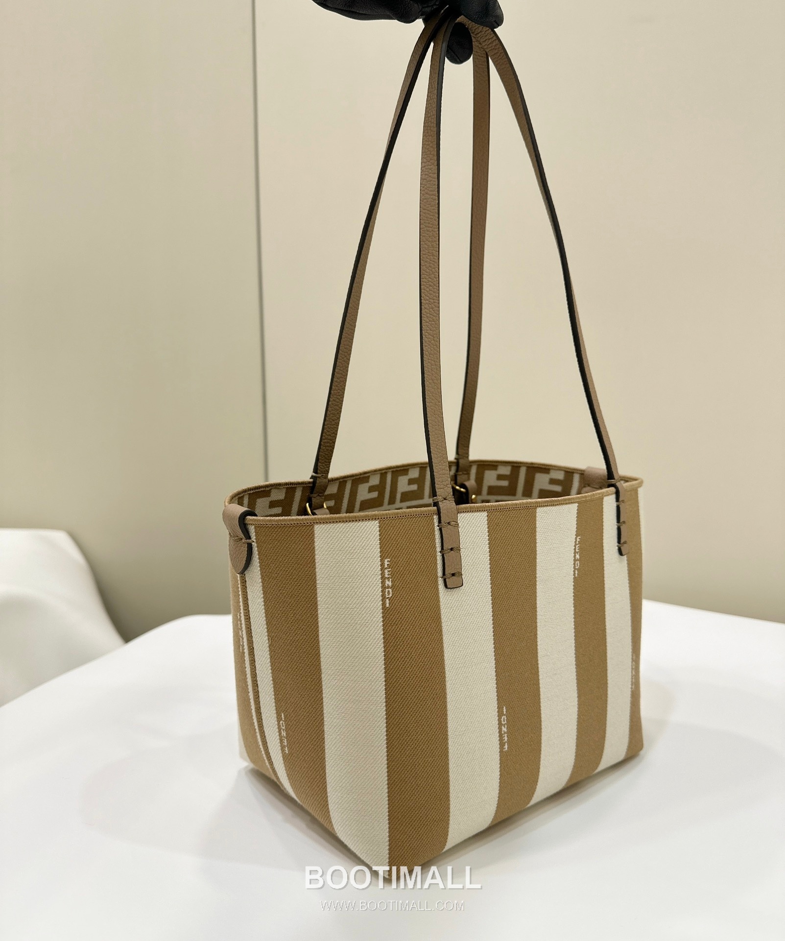 Fendi Roll Pequin FF Reversible Beige Tote Bag 펜디 롤 페퀸 FF 리버서블 베이지 토트백 22cm 9