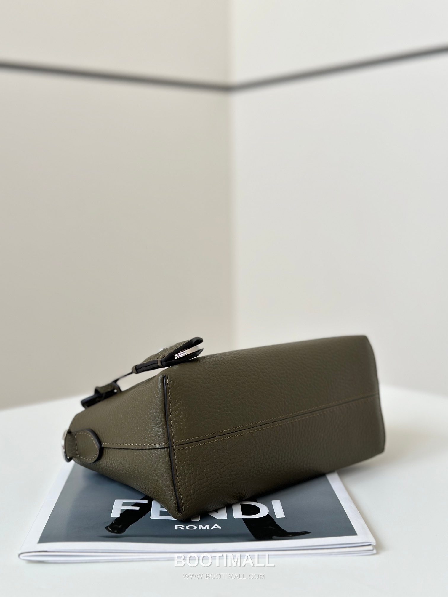 Fendi By The Way Selleria Calfskin Boston Bag 펜디 바이 더 웨이 셀레리아 카프스킨 보스턴백 20cm 10