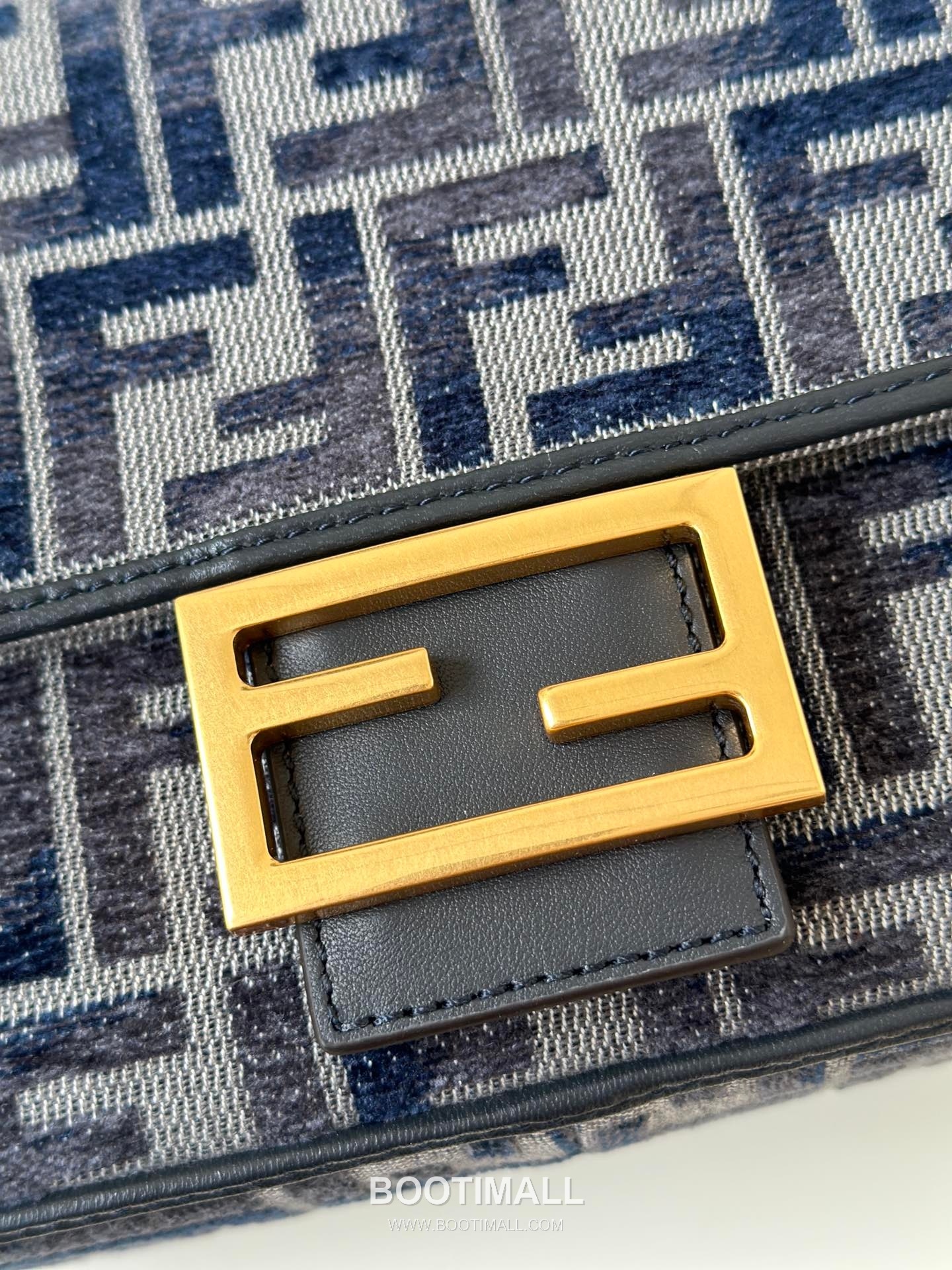 Fendi Baguette Medium FF Chenille Navy Shoulder Bag 펜디 바게트 미디엄 FF 셰닐 네이비 숄더백 27cm 11