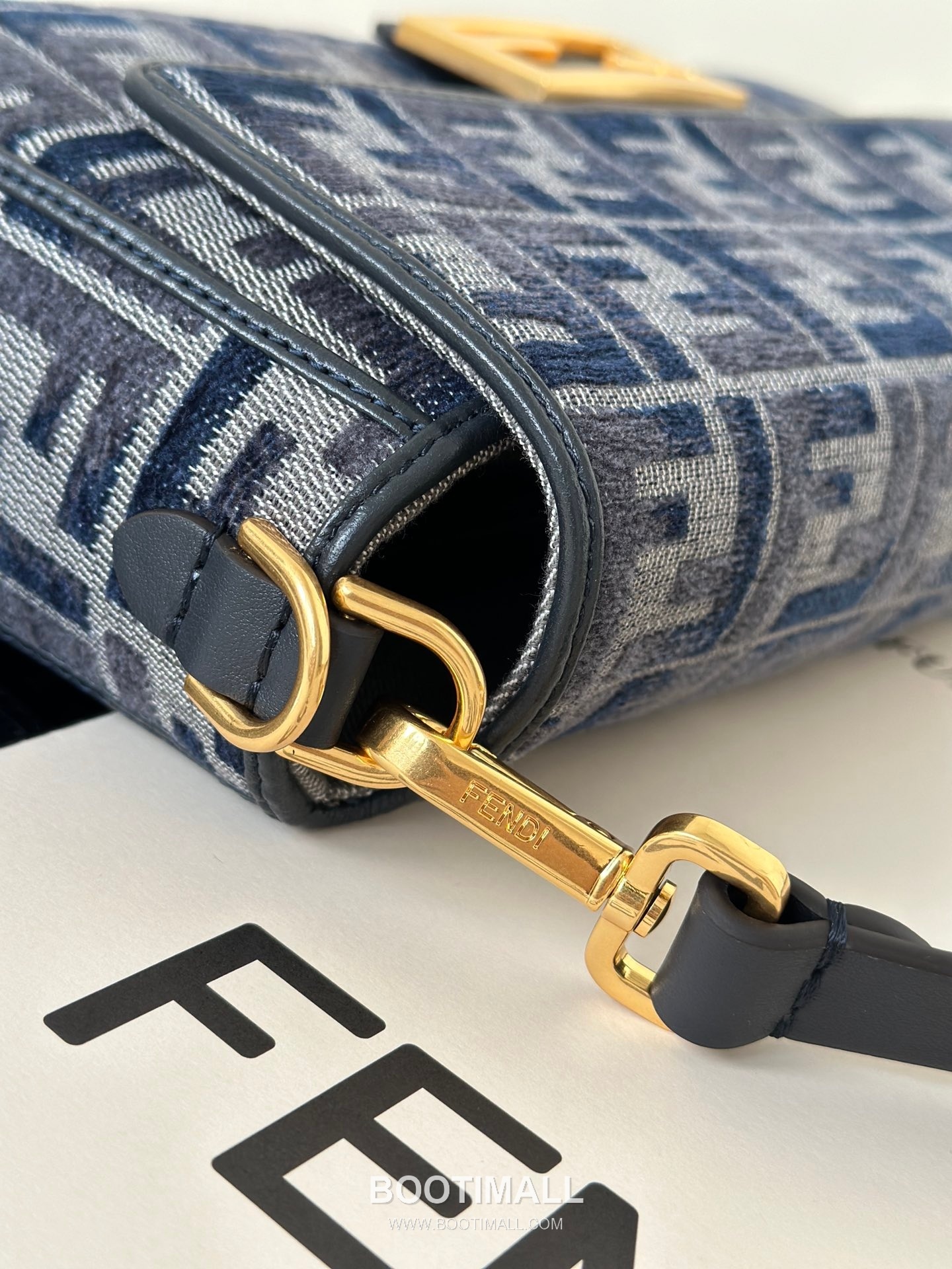 Fendi Baguette Medium FF Chenille Navy Shoulder Bag 펜디 바게트 미디엄 FF 셰닐 네이비 숄더백 27cm 13