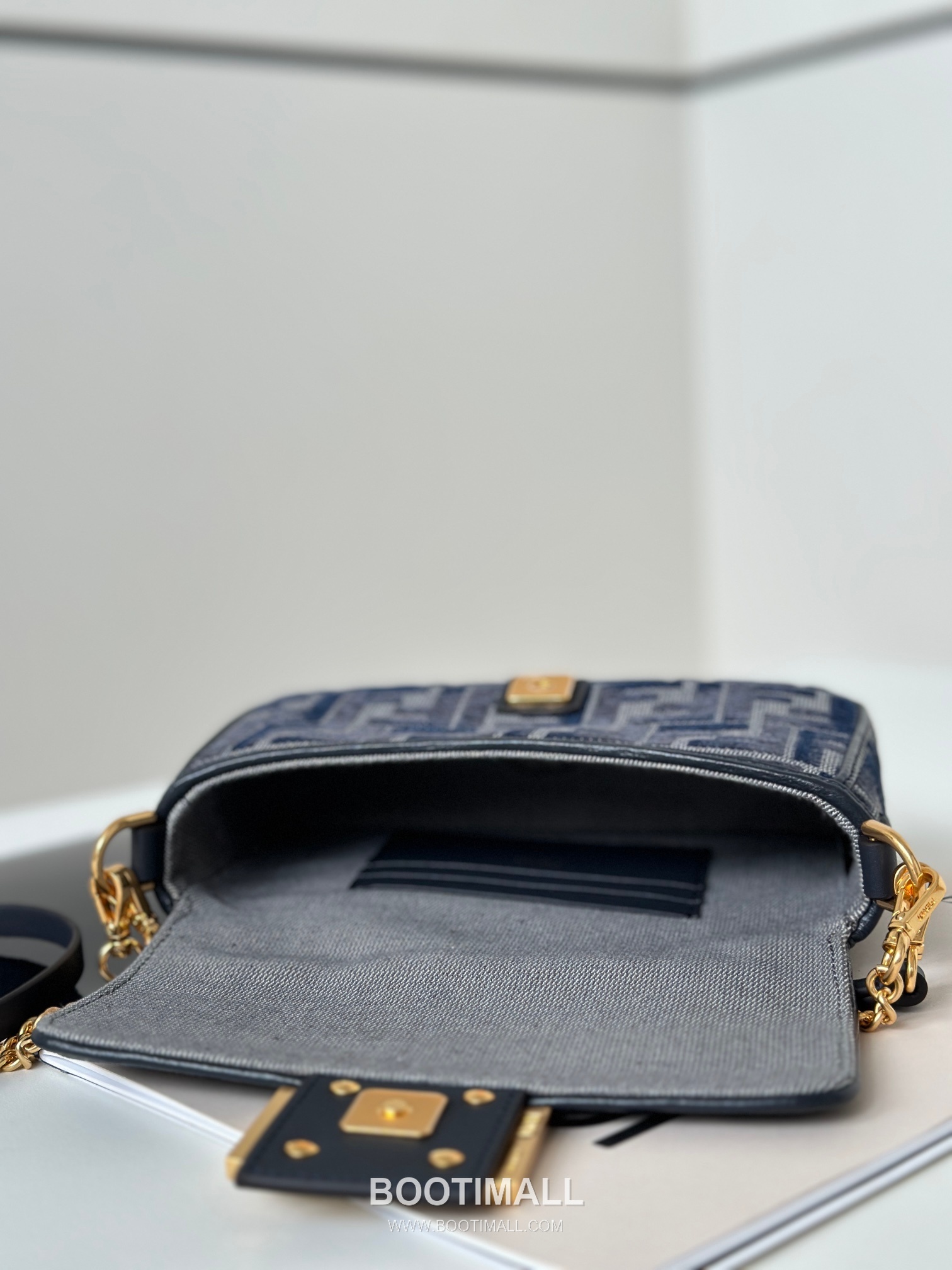 Fendi Baguette FF Gradient Chenille Navy Shoulder Bag 펜디 바게트 FF 그라데이션 셔닐 네이비 숄더백 20cm 18