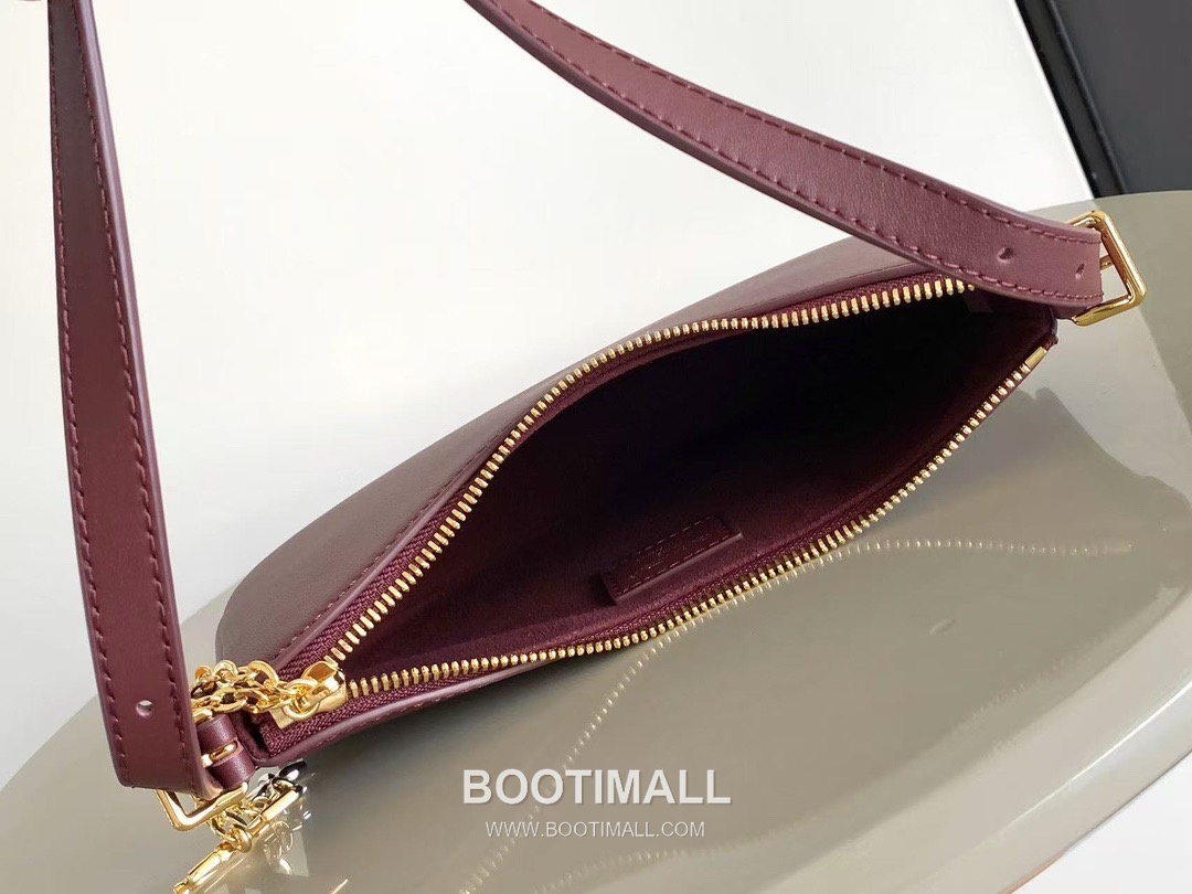Louis Vuitton Pochette LV Bloom Leather Shoulder Bag M25525 M25784 루이비통 포쉐트 LV 블룸 레더 숄더백 23cm 8