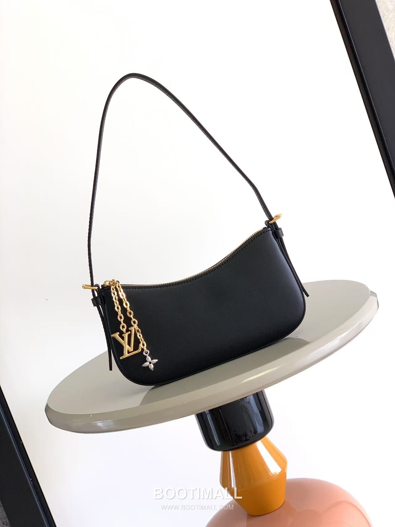 Louis Vuitton Pochette LV Bloom Leather Shoulder Bag M25525 M25784 루이비통 포쉐트 LV 블룸 레더 숄더백 23cm 1