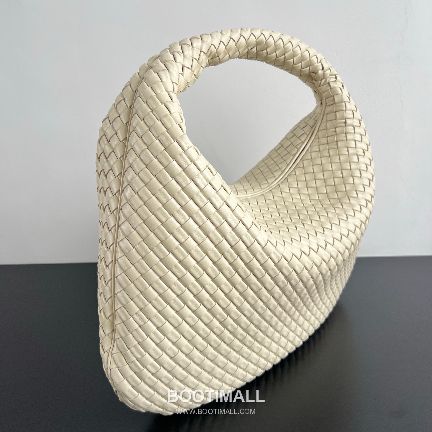 Bottega Veneta Intrecciato Nappa Hobo Shoulder Bag 보테가베네타 인트레치아토 나파 호보 숄더백 59cm 2
