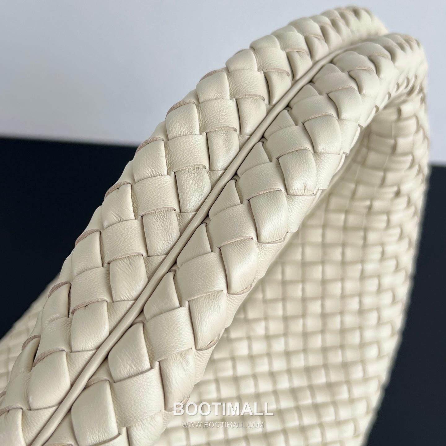 Bottega Veneta Intrecciato Nappa Hobo Shoulder Bag 보테가베네타 인트레치아토 나파 호보 숄더백 59cm 3