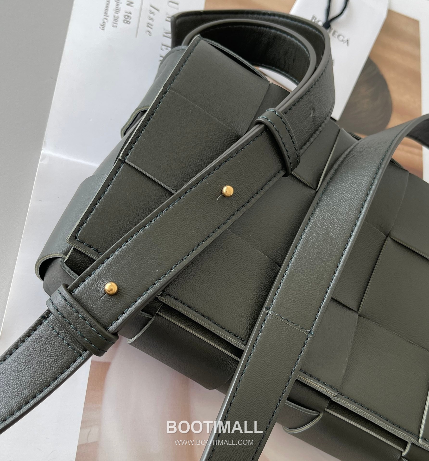 Bottega Veneta Cassette Intrecciato Nappa Leather Crossbody Bag 보테가베네타 카세트 인트레치아토 나파 크로스백 23cm 2