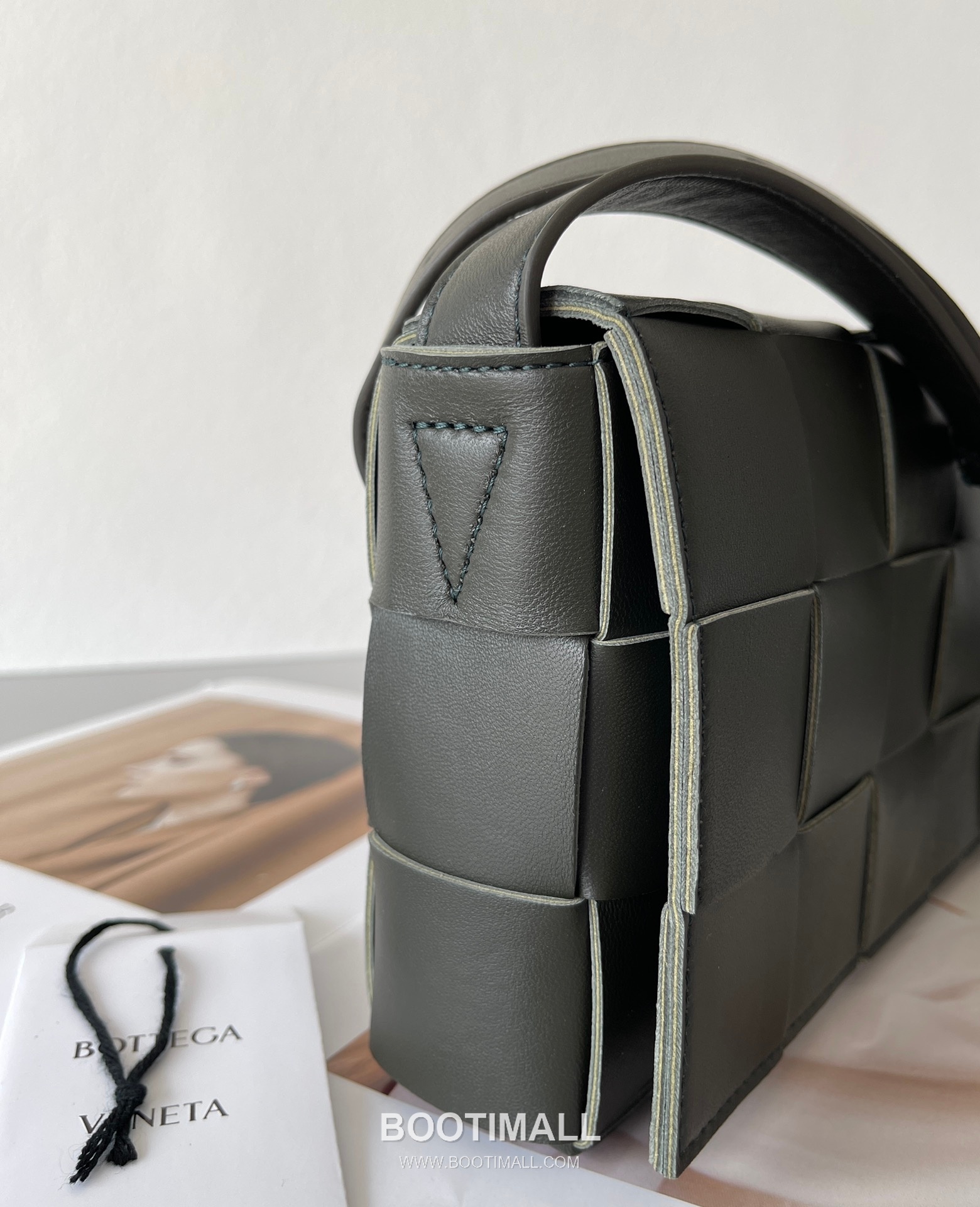 Bottega Veneta Cassette Intrecciato Nappa Leather Crossbody Bag 보테가베네타 카세트 인트레치아토 나파 크로스백 23cm 3