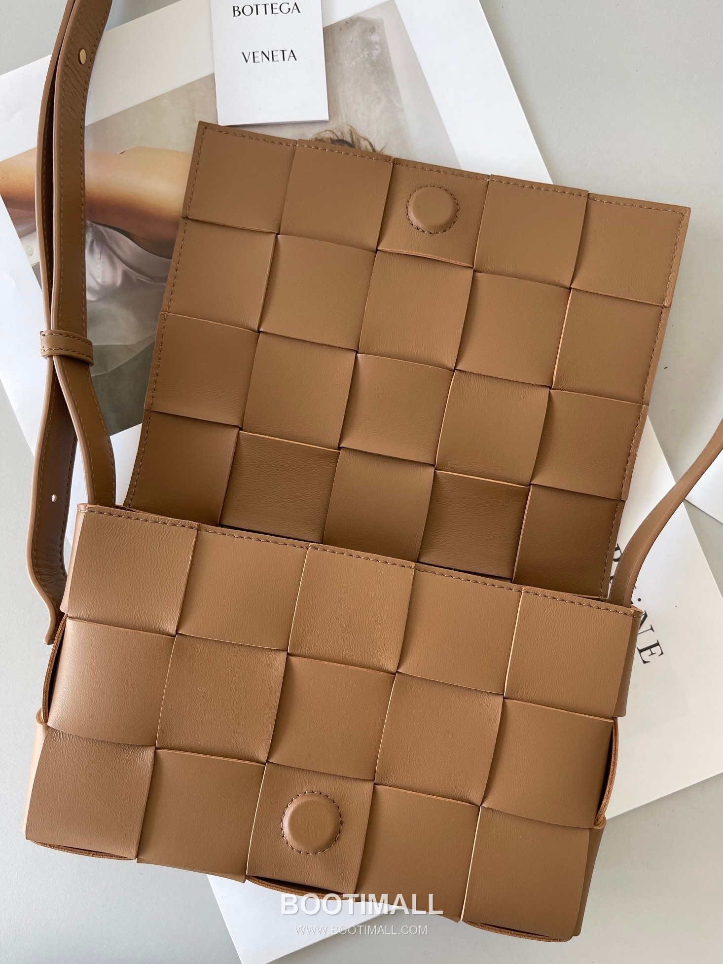 Bottega Veneta Cassette Intrecciato Nappa Leather Crossbody Bag 보테가베네타 카세트 인트레치아토 나파 크로스백 23cm 6