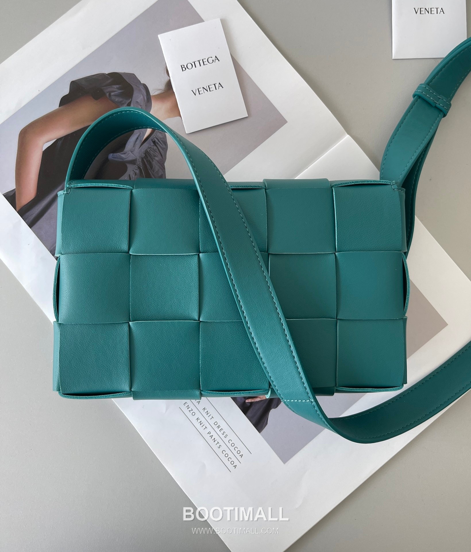 Bottega Veneta Cassette Intrecciato Nappa Leather Crossbody Bag 보테가베네타 카세트 인트레치아토 나파 크로스백 23cm 3