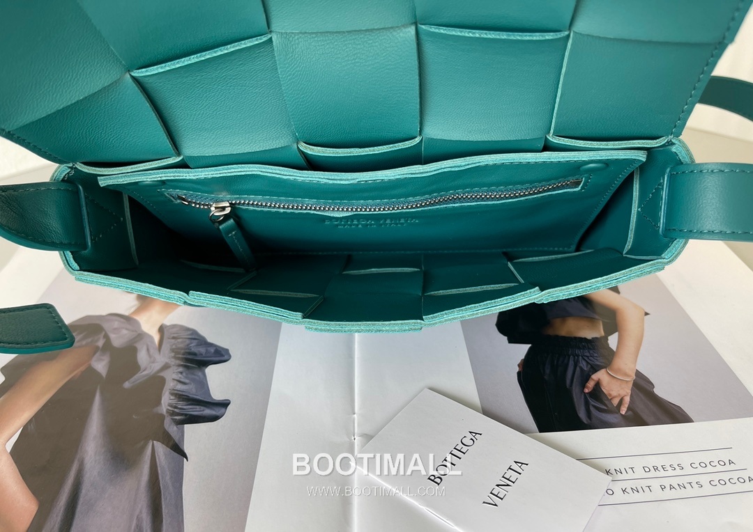 Bottega Veneta Cassette Intrecciato Nappa Leather Crossbody Bag 보테가베네타 카세트 인트레치아토 나파 크로스백 23cm 7
